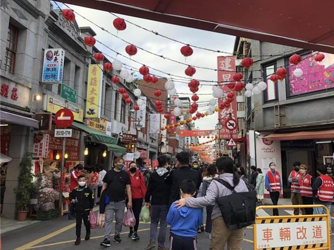 行政院消费者保护处抽查台北市、桃园市、台中市及高雄市年货大街，发现台北市迪化年货大街6家业者因食品包装未标示原产地、重量、过敏源或有效期限而违规，已当场要求改善，并将由当地卫生局进行后续追踪查处。（本报资料照片）