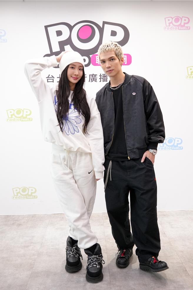 派伟俊（右）与陈华携手担任电台节目的客座主持。（POP Radio提供）