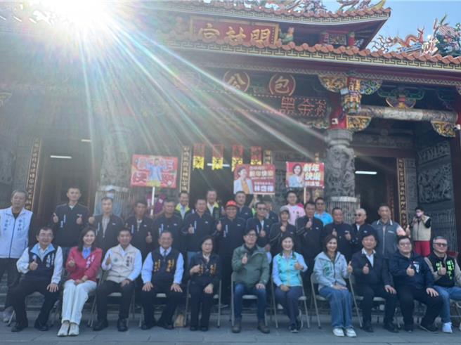 高雄市長陳其邁到大寮區大發開封宮包公廟發小紅包。（洪靖宜攝）