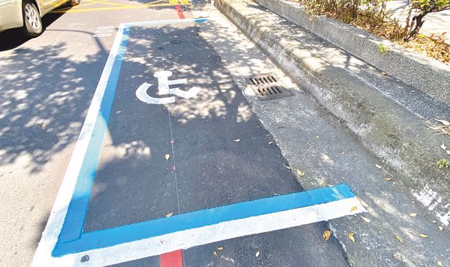 新北市政府税捐稽徵处表示，领有驾驶执照名下无车辆之身心障碍者，也可就其配偶或同一户籍二亲等以内亲属所有供该身障者使用之车辆，申请免徵使用牌照税。（示意图／本报资料照）