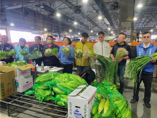 農曆新年即將到來，雲林縣長張麗善（右五）今前往西螺果菜批發市場視察。（周麗蘭攝）