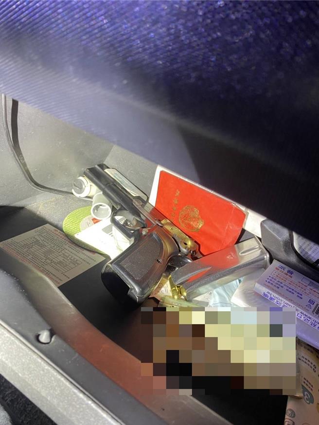 警方在置物箱內查獲手槍一把及12顆子彈。(翻攝照片／林郁平台北傳真）