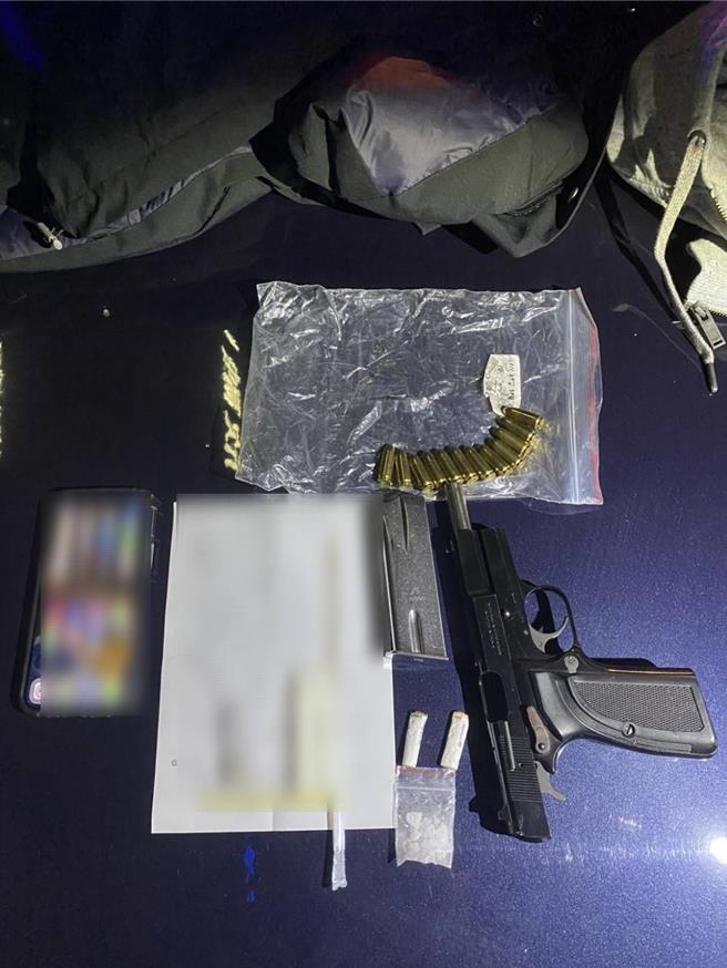 警方在置物箱內查獲手槍一把及12顆子彈。(翻攝照片／林郁平台北傳真）