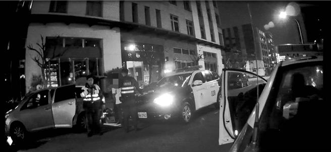 警方以優勢警力將陳男控制後當場逮捕。(翻攝照片／林郁平台北傳真）