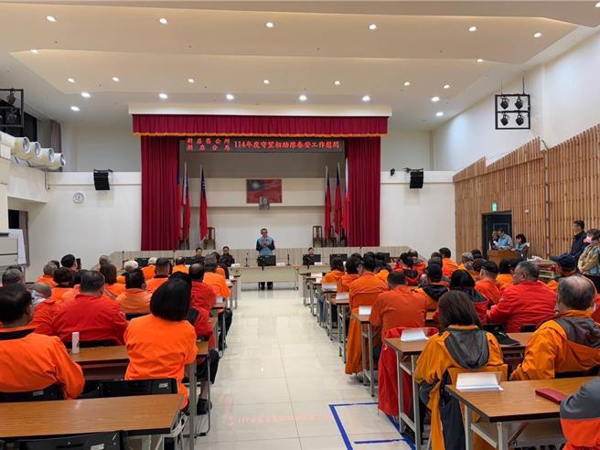 昨日晚間新店區長黃秀川偕同新店警分局長謝龍富，在新店分局四樓禮堂辦理「114年加強重要節日安全維護工作里守望相助隊慰勞」。（新店警分局提供）