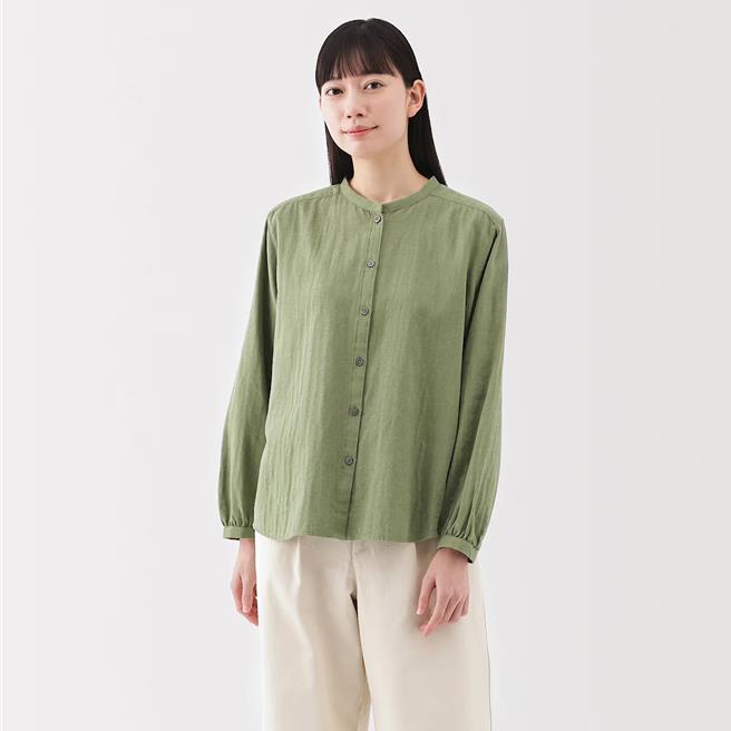 女吉贝木棉混二重纱织长袖套衫，990元。（MUJI无印良品提供）