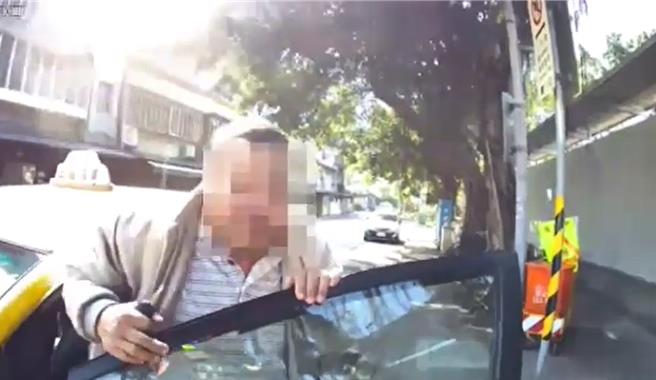 员警发现林姓驾驶身体不适，立即主动上前帮忙。(翻摄照片／林郁平台北传真）