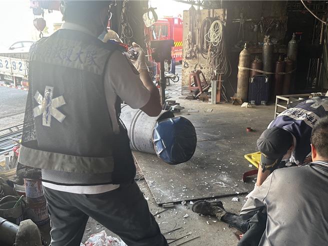 高雄三民区中华横路工厂惊传工安意外，37岁李姓工人脸部和头部破裂灯管割伤送医。（民眾提供／纪爰高雄传真）