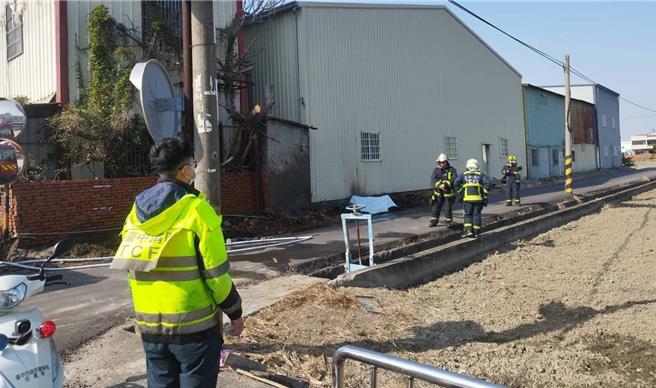 台中龙井区中华路一段一处空地发生一起恐怖火警，24日下午发生空地火警，乌日警分局获报后请求消防队到场灭火，并派遣警力2名在场进行管制并指挥交通。（民眾提供／冯惠宜台中传真）