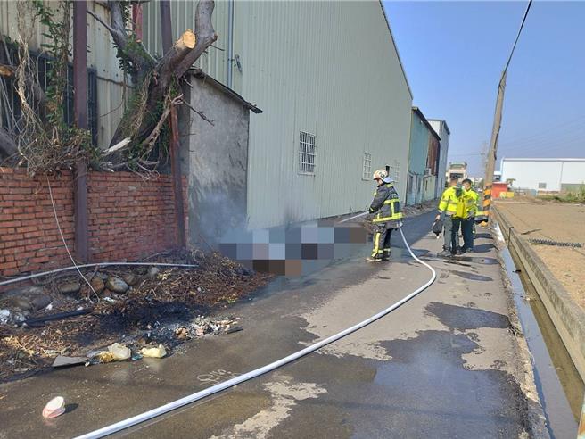 台中龙井区中华路一段一处空地发生一起恐怖火警，24日下午发生空地火警，乌日警分局获报后请求消防队到场灭火，并派遣警力2名在场进行管制并指挥交通。（民眾提供／冯惠宜台中传真）