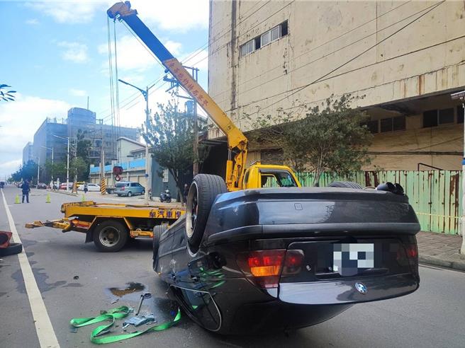 基隆市环港街24日下午发生一起车祸，38岁陈姓男子驾驶自小客车翻车，警方送医后在陈男车上搜出安非他命及俗称丧尸烟弹的「依托咪酯」电子烟，移送基隆地检署侦办。（翻摄画面／徐佑升基隆传真）