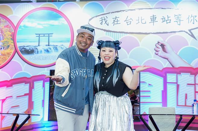 撒基努（左）跟渡邊直美24日現身台北車站大廳，為兩人合演的新片宣傳。（羅永銘攝）