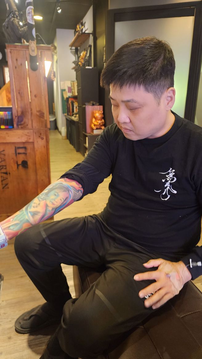 因为个性龟毛，要就做到最好，并将台湾刺青推广出去，刺青界的领头羊「雕世明」。（黄仲瑜摄）