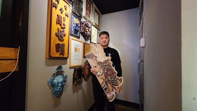 因为个性龟毛，要就做到最好，并将台湾刺青推广出去，刺青界的领头羊「雕世明」。（黄仲瑜摄）