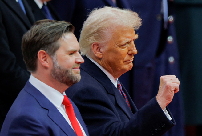 川普與范斯20日在華府國會山莊宣誓就職總統、副總統後，赴「第一資本體育館」出席慶祝活動。（路透）