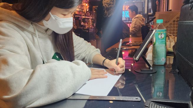 小婷因为父亲的关系，就读广告设计，毕业后跟在父亲身边学习刺青。（黄仲瑜摄）