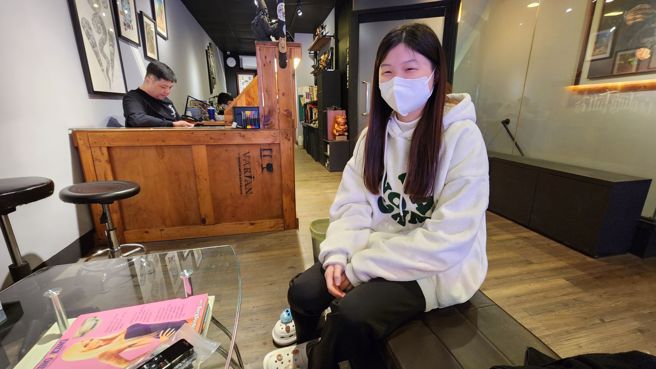 小婷因为父亲的关系，就读广告设计，毕业后跟在父亲身边学习刺青。（黄仲瑜摄）