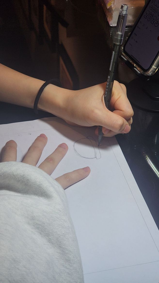 小婷因为父亲的关系，就读广告设计，毕业后跟在父亲身边学习刺青。（黄仲瑜摄）