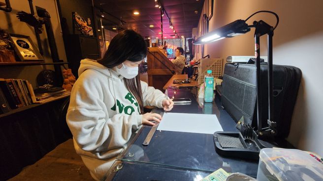 小婷因为父亲的关系，就读广告设计，毕业后跟在父亲身边学习刺青。（黄仲瑜摄）