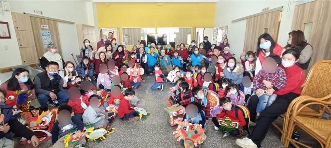 台中市龙井幼儿园龙岗班幼童在师长陪同下，步行穿梭在社区进行「舞龙舞狮贺新年快闪活动」。（民眾提供／冯惠宜台中传真）