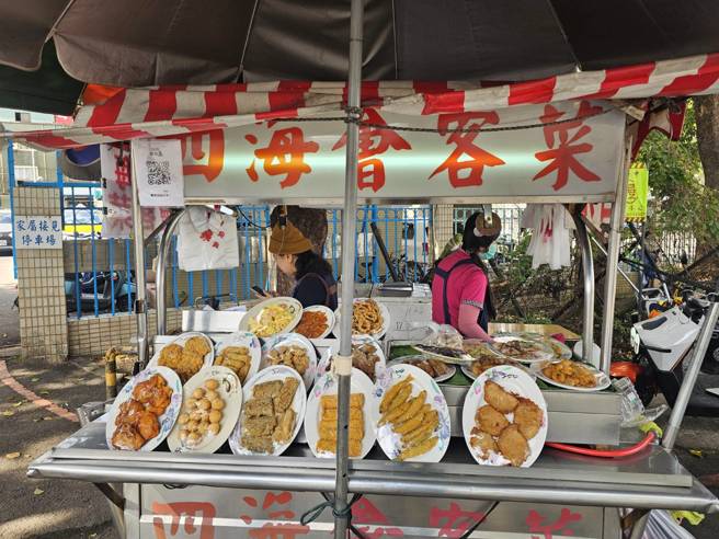 北所旁會客菜攤口味選擇多。（記者游定剛拍攝）