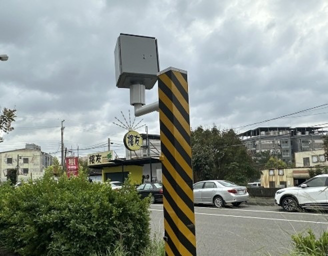 竹南鎮中華路240號設置全新測速照相設備，將於2月1日正式啟用。（圖警方提供／簡銘柱翻攝）