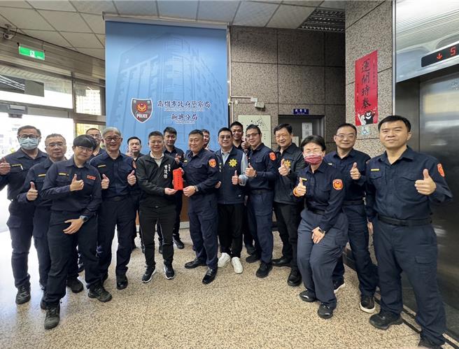 高市警局新兴分局屡破大案，高市议会副议长曾俊杰24日前往新兴分局颁发慰劳金，鼓励破案有功人员。（画面翻摄／纪爰高雄传真）