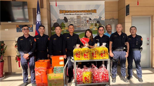 高雄市议员李雅静也前往凤山警分局，暖心送上方块酥、养气人蔘等，为坚守岗位的警察们加油打气。（画面翻摄／纪爰高雄传真）