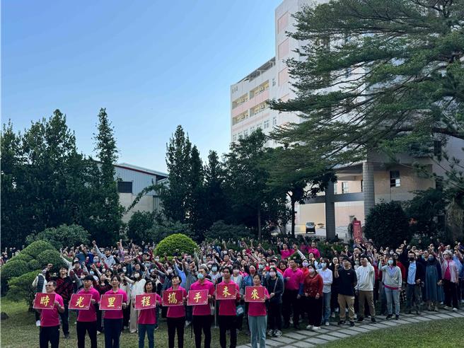 高雄市中山工商24日举办教师自强研习活动，并由董事长陈国清主持「时光里程、携手未来」典藏仪式，将下一个25年的梦想内容放进时光宝盒。（中山工商提供／纪爰高雄传真）