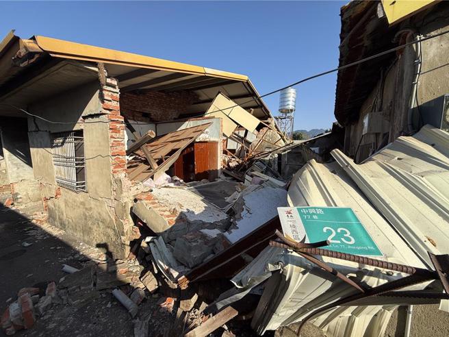 0121嘉义大埔地震造成楠西区中兴路民宅全倒。（本报资料照片）