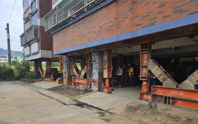 台南24日晚间又传地震，不少民眾被震到很害怕，「为何过年前一直地震？」。图为0121嘉义大埔地震造成台南超过2000户建物通报受损。（台南市政府提供／曹婷婷台南传真）