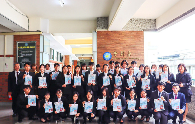 朝阳连续3年进榜商业与经济领域排名，会计系学子考取经济部Ipas无形资产评价管理师认证榜首，通过率全台之冠。(图/朝阳科技大学提供)
