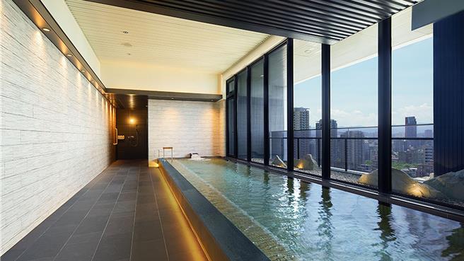 指定四星級飯店「和苑三井花園飯店 台北忠孝」，可享受遠眺市景的大浴場，直降5折至4000元左右。(Klook提供)