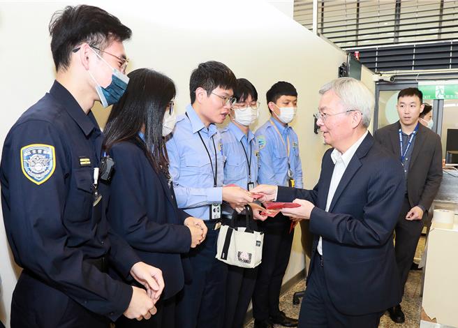 警政署长张荣兴（右二）24日前往桃园国际机场，致赠红包慰勉航警局第一线执勤同仁。（航警局提供）