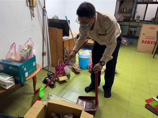 新北市芦洲区公所替代役岁末年终关怀独居长者。（芦洲区公所提供）