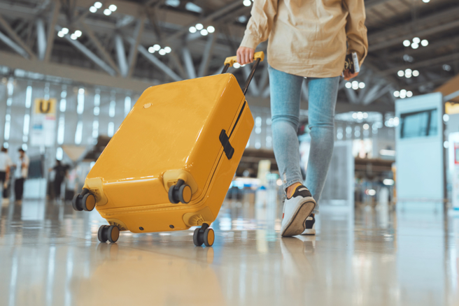 台旅客行李箱遭弃置日本大阪的店家门口，引发网路热议。（示意图，shutterstock／达志）