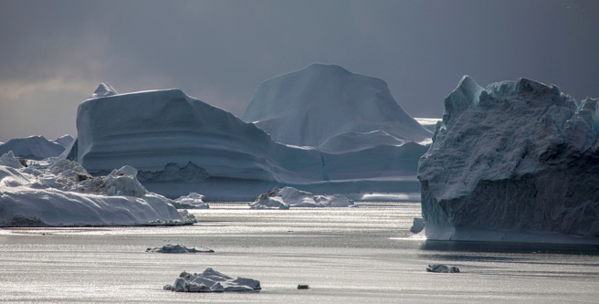 画面为大大小小冰山漂浮在格陵兰西岸狄斯科湾（Disko Bay）。（路透社）