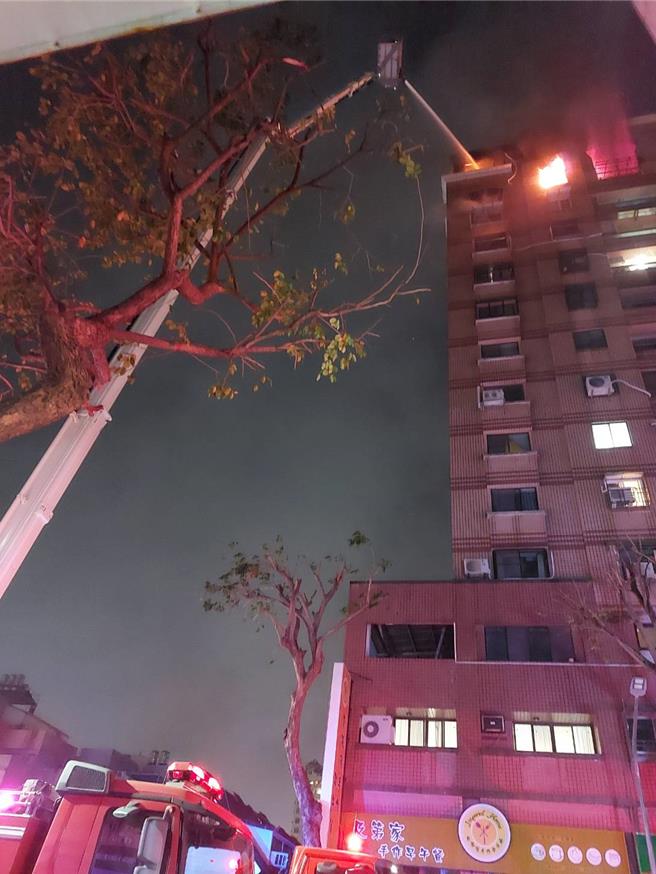 今（24）日晚间9时34分，高雄市左营区至圣路一处住宅大楼发生火警，火舌与浓烟从高楼层窜出，惊动住户紧急疏散，消防局接获报案后，立即派遣16辆消防车与40名消防人员前往抢救，并动用云梯车升空灌救，火势于晚间10点15分控制，10点36分完全扑灭，所幸现场未传出人员伤亡。（警消提供／林雅惠高雄传真）