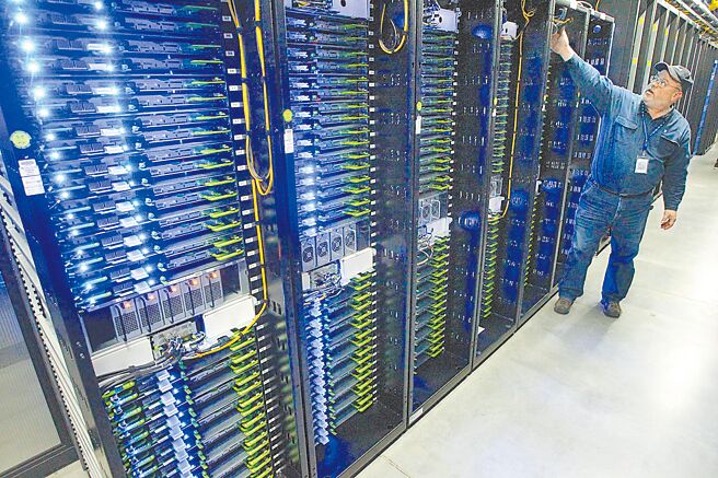 AI发展也改变了资料中心对网路和电力的要求，包括更高的光纤密度与更快的网路。图／美联社