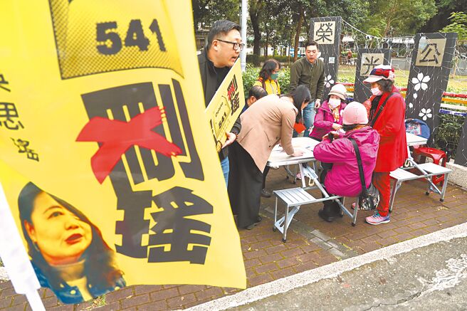 「忆事无成」召集人刘思吟、「地动删瑶」召集人赖苡任、「蟾蜍克星」发起人满志刚三人23日发起签署意向书活动，罢免民进党立委吴思瑶、吴沛忆。（示意图/资料照/邓博仁摄）