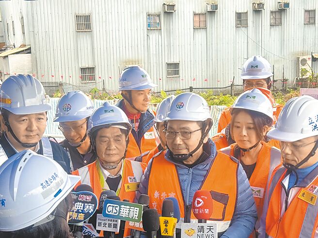 賴清德總統重話批評詐欺案破案率只有1.3％，讓基層員警不滿，認為這是對警察公開羞辱。新北市長侯友宜（右二）23日指出，警察再怎麼辛苦努力，打詐最主要的還是源頭管理是否管理好，反問賴總統「數位發展部、法務部、電信單位、NCC，你到底有沒有統合各部會」。（柯毓庭攝）