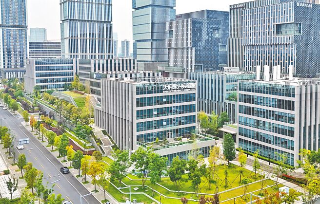 「成渝地區雙城經濟圈」建設近年蓬勃發展，擁有電子資訊、特色消費4大兆元產業群。	（新華社）