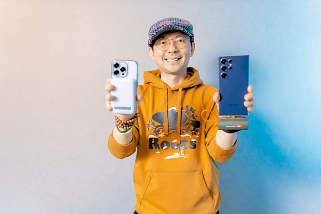 3C達人Tim哥分享選購行動電源注意事項，其中安全性最重要。（吳松翰攝）