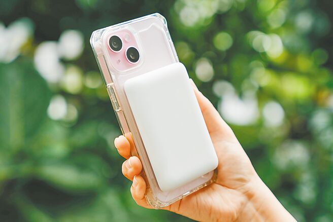 MUJI無印良品磁吸式無線充電器/5000mAh，外型簡約，1190元。（MUJI提供）