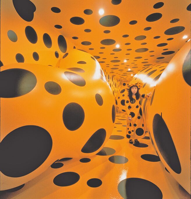 〈圆点执念〉（Dots Obsession），充气乙烯基材料，环境艺术╱床垫工厂现场装置，匹兹堡，1996年。（一卷文化提供）