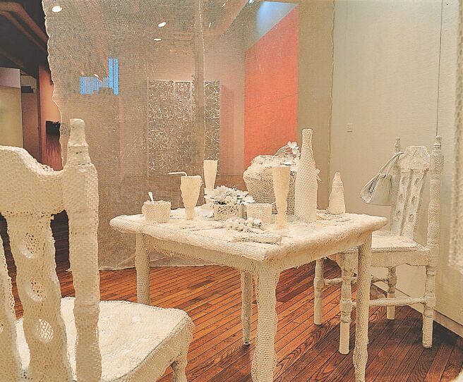 〈大地之上的孤独〉（Solitude on the Earth），木材、帆布、网布、居家用品、家具、油漆╱富士电视臺画廊现场装置，东京，1994年。（一卷文化提供）