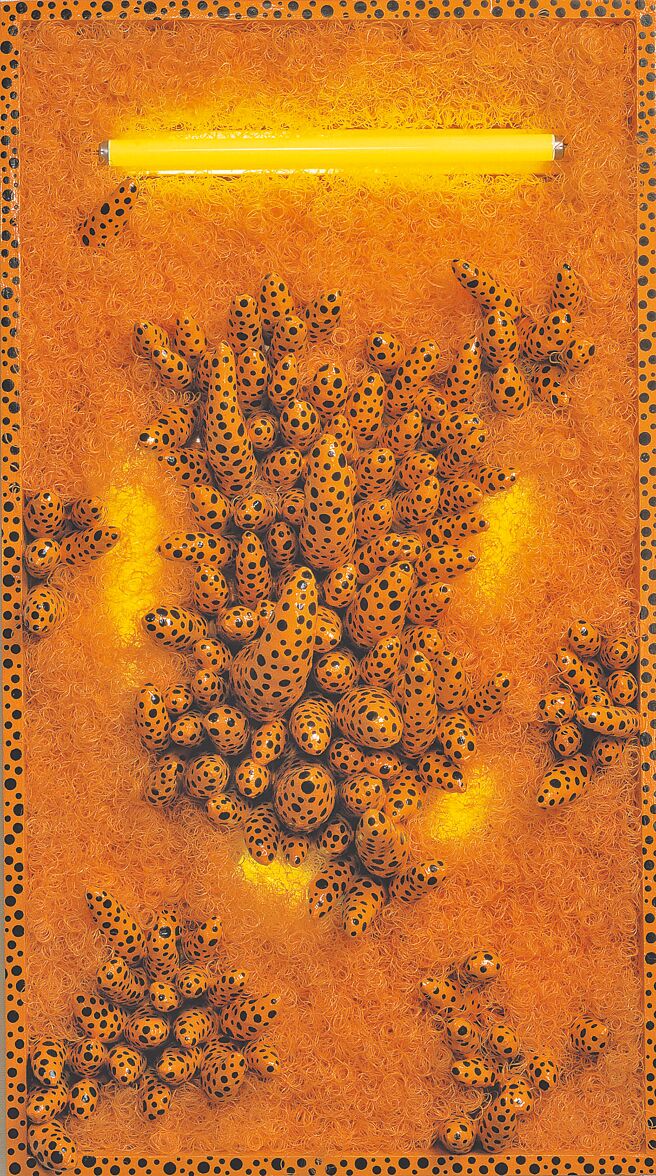 〈我淌血的心〉（My Bleeding Heart），缝制填充织物、木材、油漆、萤光灯，145×82×27公分，1994年。（一卷文化提供）