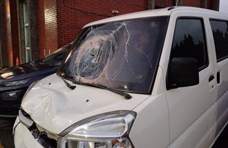 引擎蓋撞凹擋風玻璃碎裂 行人清晨過馬路被撞噴飛慘死 