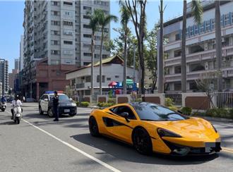 高雄嬤騎機車擦撞麥拉倫跑車 路人驚呼：完蛋了