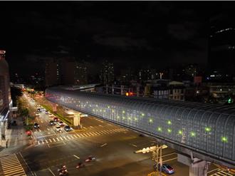 新北環狀線隔音牆上演燈光秀 一連9天「金蛇獻瑞」迎新年